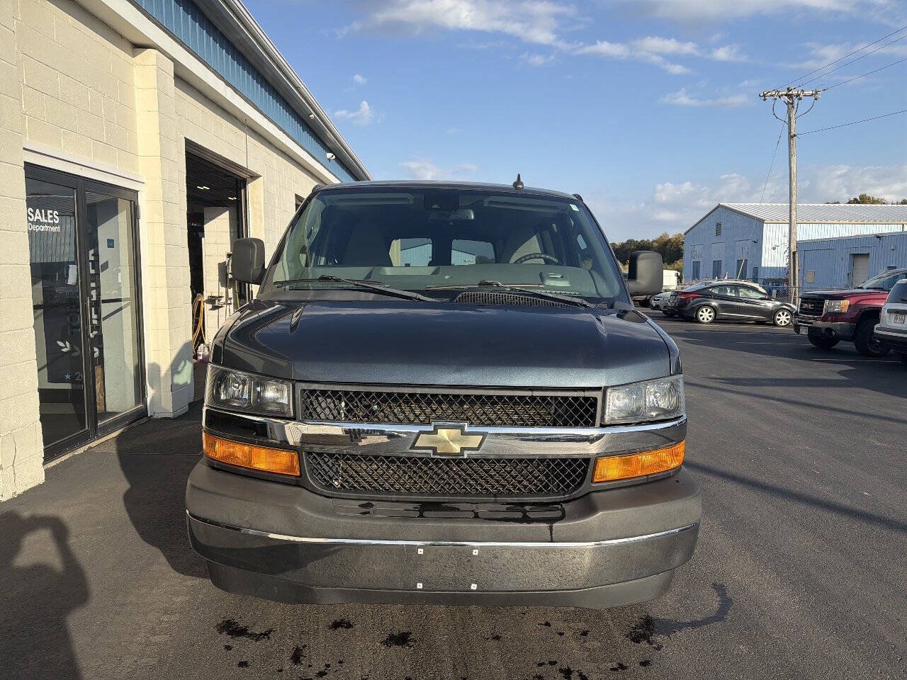 Used 2019 Chevrolet Express 2500 LT w/ LT Preferred Equipment Group RWD image 3