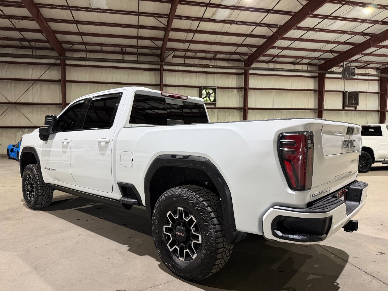 Used 2024 GMC Sierra 2500 AT4 w/ AT4 Preferred Package AWD/4WD image 6