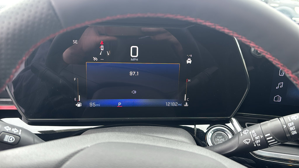Used 2025 Chevrolet Trax RS FWD image 16