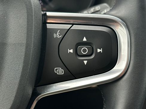 Certified 2025 Volvo XC40 B5 Plus AWD/4WD image 27