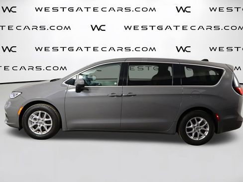 Used 2023 Chrysler Pacifica Touring-L image 5