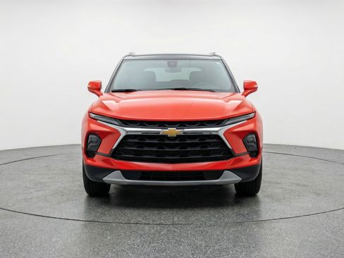 Used 2025 Chevrolet Blazer LT image 2