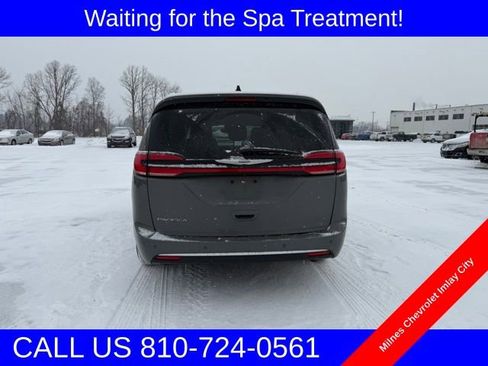 Used 2023 Chrysler Pacifica Touring-L image 2