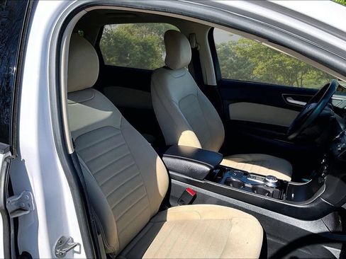 Certified 2019 Ford Edge SE FWD image 7