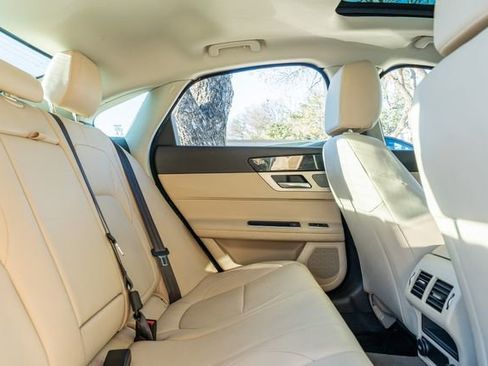 Used 2016 Jaguar XF Premium image 43