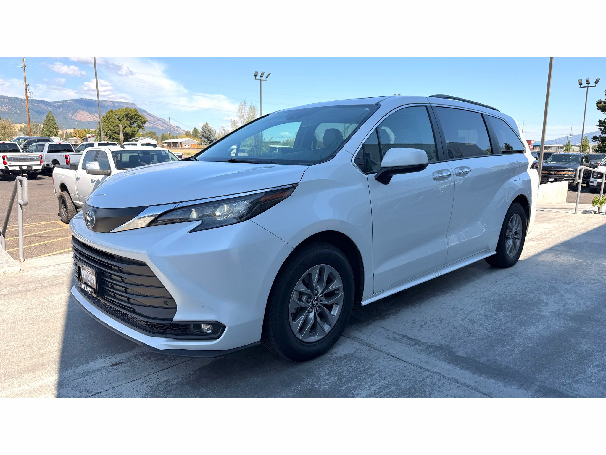 Used 2025 Toyota Sienna XLE FWD image 5