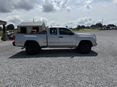 Used 2017 Toyota Tacoma SR RWD image 3