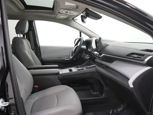 Used 2025 Toyota Sienna XLE w/ XLE Plus Package image 14