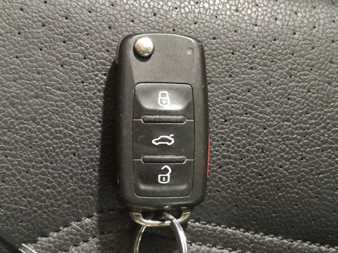 Used 2018 Volkswagen Passat 2.0T SE w/ SE Lighting Package image 32