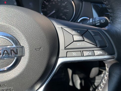 Used 2017 Nissan Rogue SV image 17