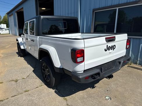 Used 2023 Jeep Gladiator Sport AWD/4WD image 3