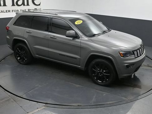Used 2021 Jeep Grand Cherokee Laredo AWD/4WD image 47
