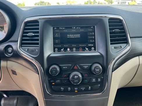 Used 2021 Jeep Grand Cherokee Laredo AWD/4WD image 13