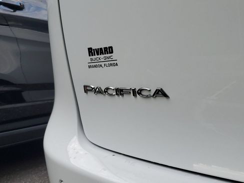 Used 2024 Chrysler Pacifica Touring-L FWD image 7