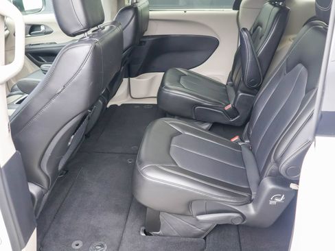 Used 2023 Chrysler Pacifica Touring-L FWD image 25