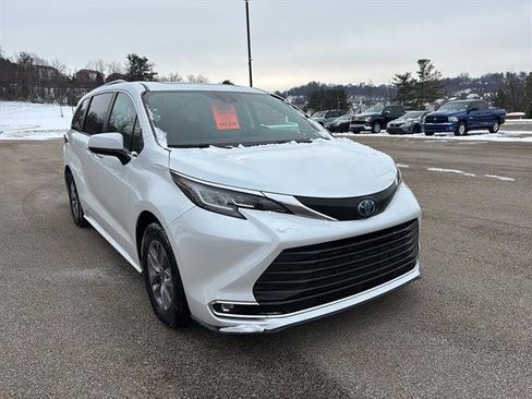Used 2022 Toyota Sienna XLE image 5