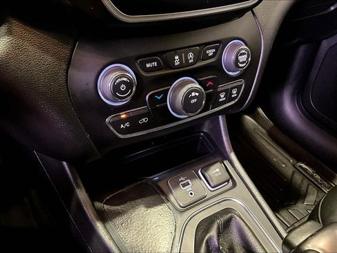 Used 2019 Jeep Cherokee Latitude Plus FWD image 15