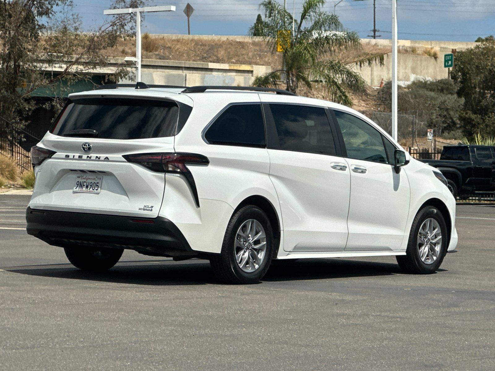 Used 2024 Toyota Sienna XLE FWD image 5