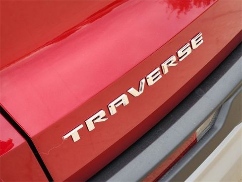 Used 2025 Chevrolet Traverse LT w/ Driver Confidence Package FWD image 9
