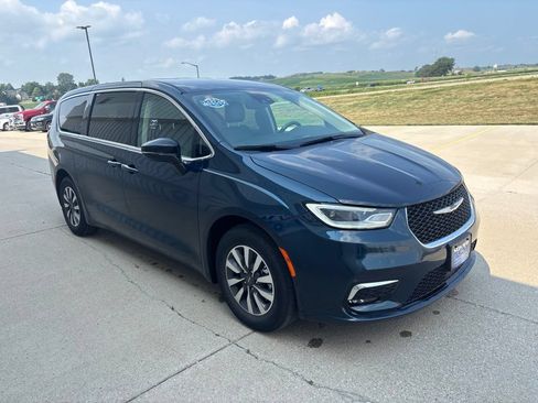Used 2024 Chrysler Pacifica Limited FWD image 3