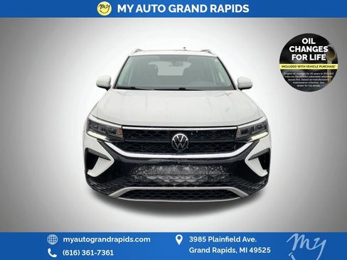 Used 2022 Volkswagen Taos SE image 3