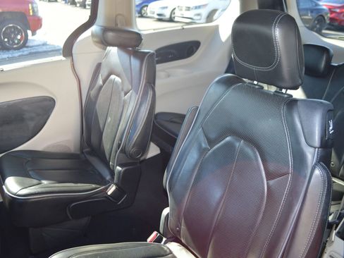 Used 2019 Chrysler Pacifica Limited image 13