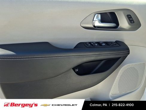Used 2023 Chrysler Pacifica Touring-L FWD image 16