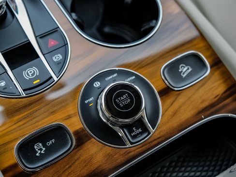Used 2020 Bentley Bentayga Plug-In Hybrid AWD/4WD image 53