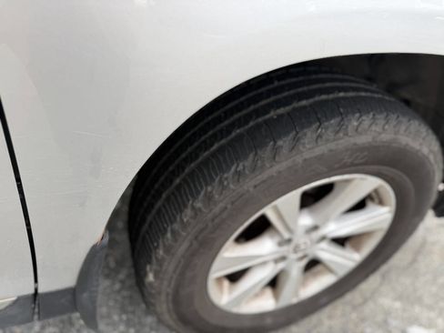 Used 2012 Toyota Highlander SE w/ Tow Pkg image 11