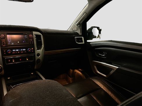 Used 2017 Nissan Titan SL image 24