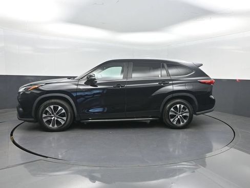 Used 2023 Toyota Highlander XLE FWD image 3