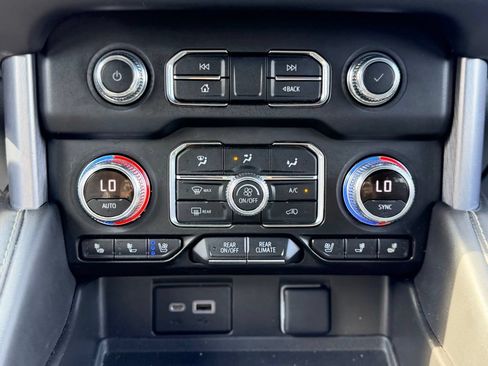 Used 2023 GMC Yukon XL SLT AWD/4WD image 19