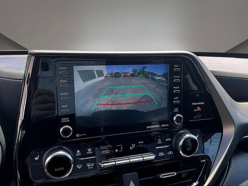 Used 2022 Toyota Highlander XLE AWD/4WD image 14