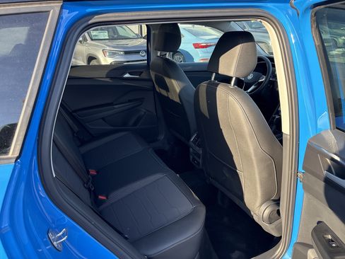 Certified 2025 Volkswagen Taos SE image 18