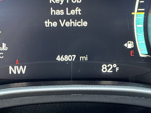 Used 2023 Chrysler Pacifica Touring-L image 29