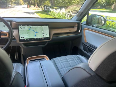 Used 2025 Rivian R1S Premium AWD/4WD image 23