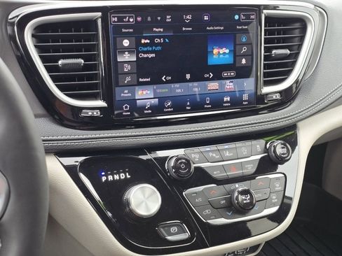 Used 2024 Chrysler Pacifica Touring-L w/ Uconnect Theater Family Group image 27