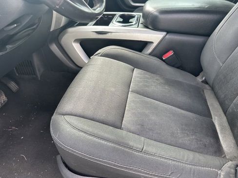 Used 2018 Nissan Titan SV w/ SV Convenience Package image 11