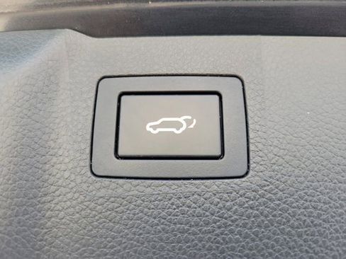 Used 2017 Hyundai Santa Fe SE w/ Ultimate Package FWD image 7