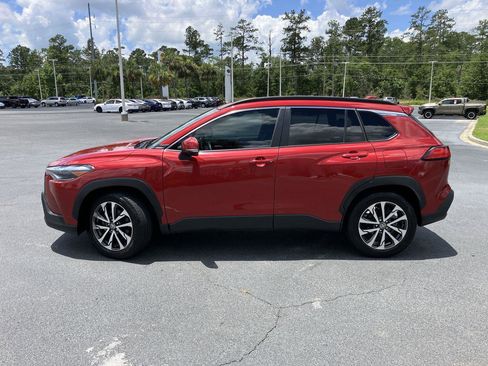 Used 2023 Toyota Corolla Cross XLE image 2