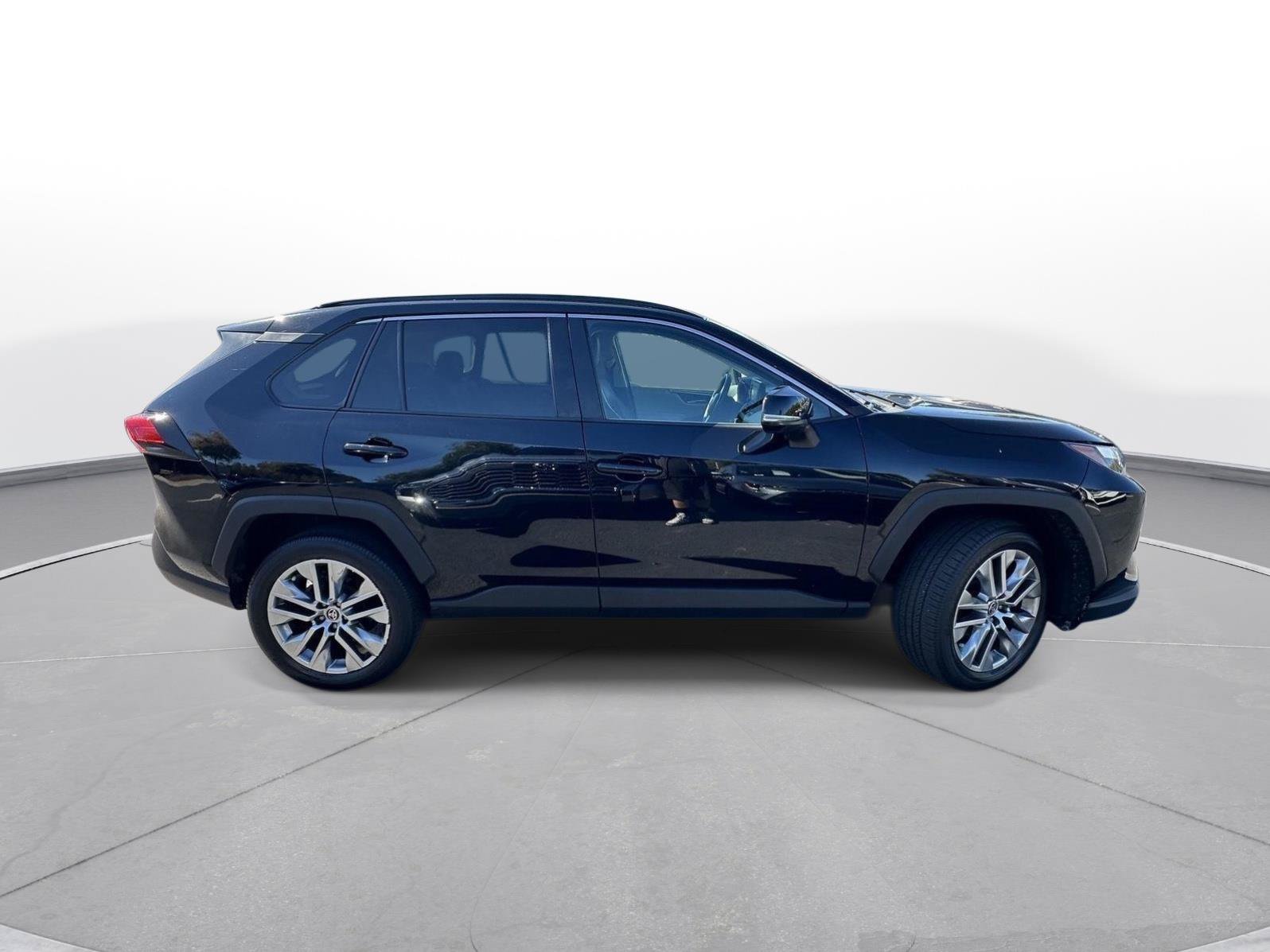 Used 2022 Toyota RAV4 XLE Premium FWD image 5