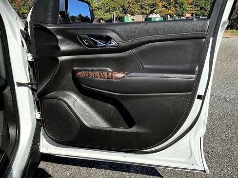 Used 2022 GMC Acadia Denali w/ Denali Technology Package image 26