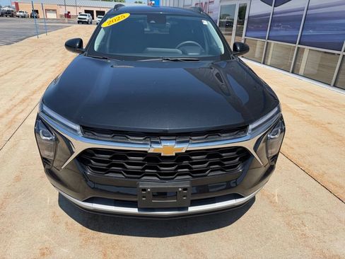 Used 2025 Chevrolet Trax LT FWD image 8