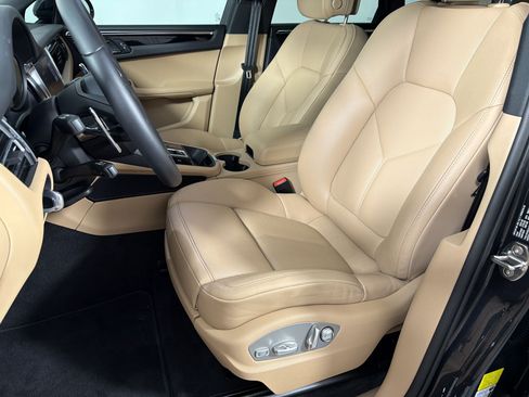 Certified 2026 Porsche Macan AWD/4WD image 5
