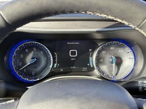 Used 2023 Chrysler Pacifica Touring-L image 16