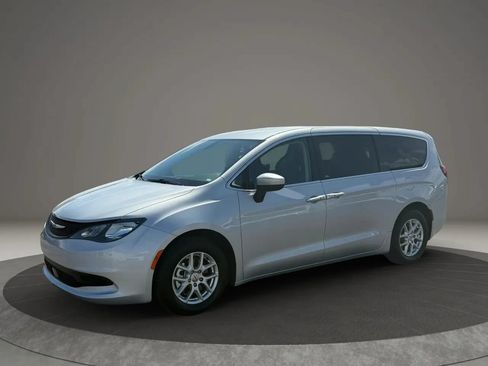 Used 2022 Chrysler Voyager LX FWD image 2