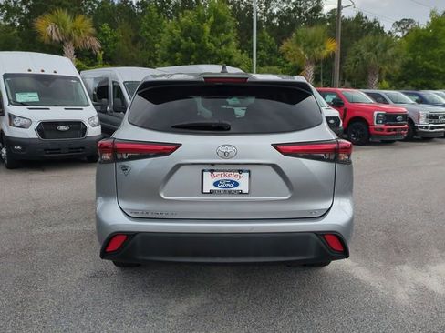Used 2022 Toyota Highlander LE FWD image 5