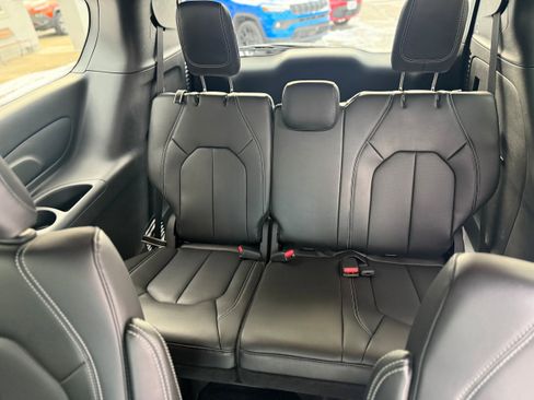 New 2026 Chrysler Pacifica Select image 13