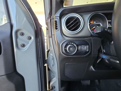 Used 2022 Jeep Wrangler Unlimited Sahara AWD/4WD image 18