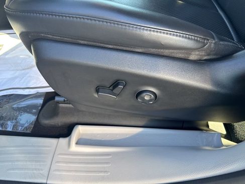 Used 2023 Chrysler Pacifica Touring-L image 3